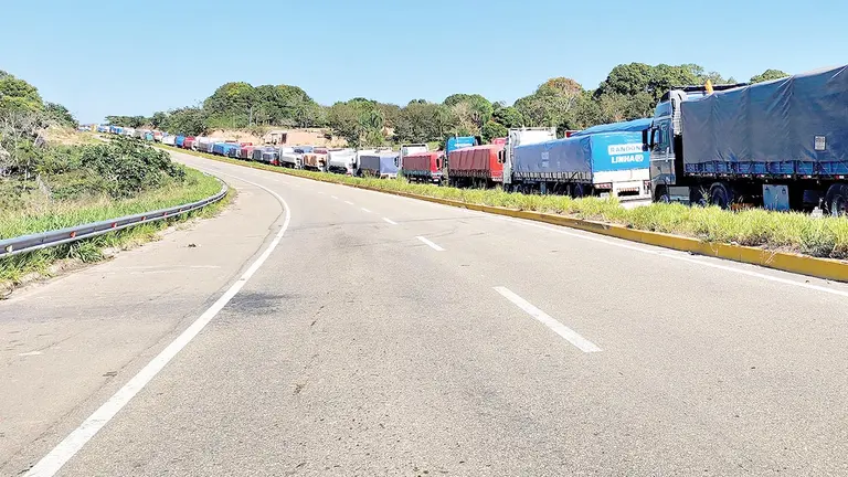 En Santa Cruz se realiz&oacute; un bloqueo por diferencias en la protecci&oacute;n de una reserva protegida./ APG
