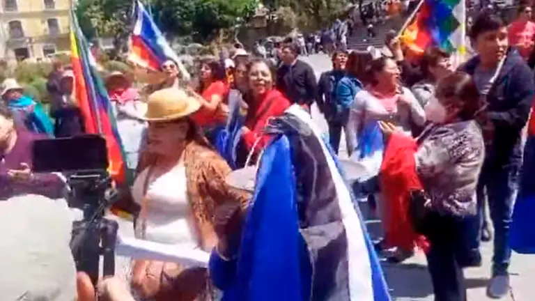Un grupo de evistas y arcistas se enfrentan en inmediaciones de la Plaza Muriilo en La Paz./ CAPTURA ANF