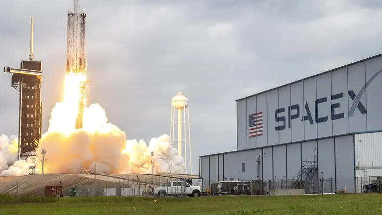 Vista del lanzamiento de la misi&oacute;n Psyche en un cohete Falcon Heavy de la compa&ntilde;&iacute;a SpaceX, este 13 de octubre de 2023, en el Kennedy Space Center de la Nasa, en Florida./ EFE