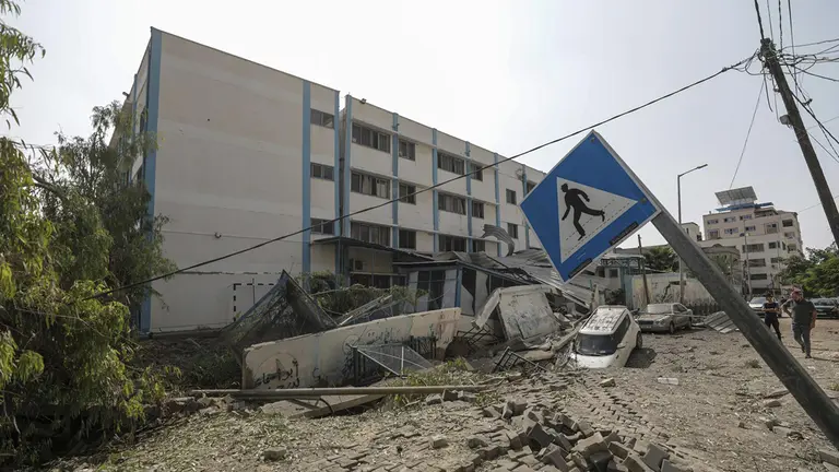 Vista de la sede de una escuela de la ONU afectada por bombardeos de Israel en la ciudad de Gaza, el 8 de octubre de 2023./ EFE