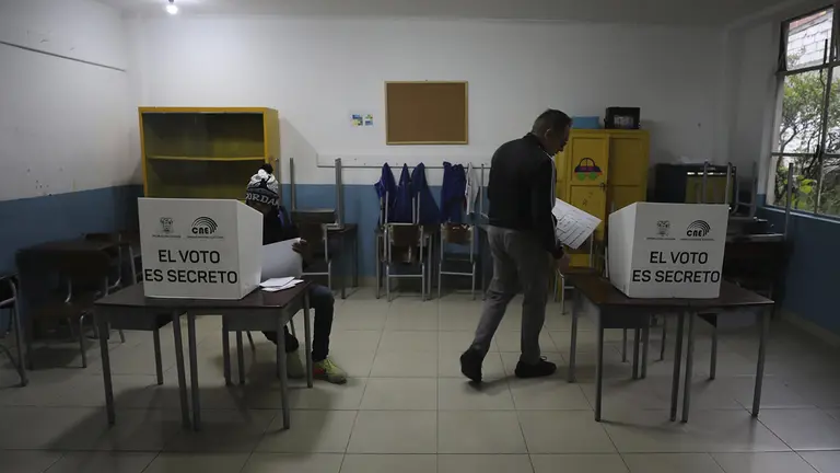 Dos personas acuden a votar para la jornada de elecciones generales , en Quito (Ecuador), en una fotograf&iacute;a de archivo./ EFE
