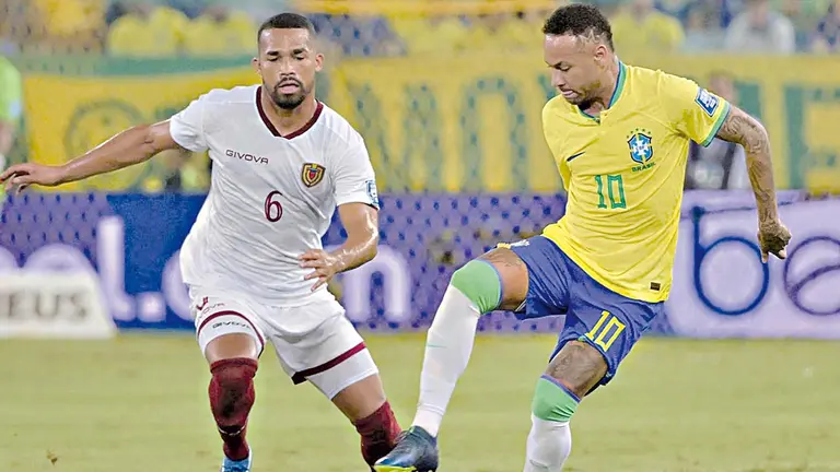 Una acción del 1-1 entre Brasil y Venezuela en Cuiabá./ INFOBAE
