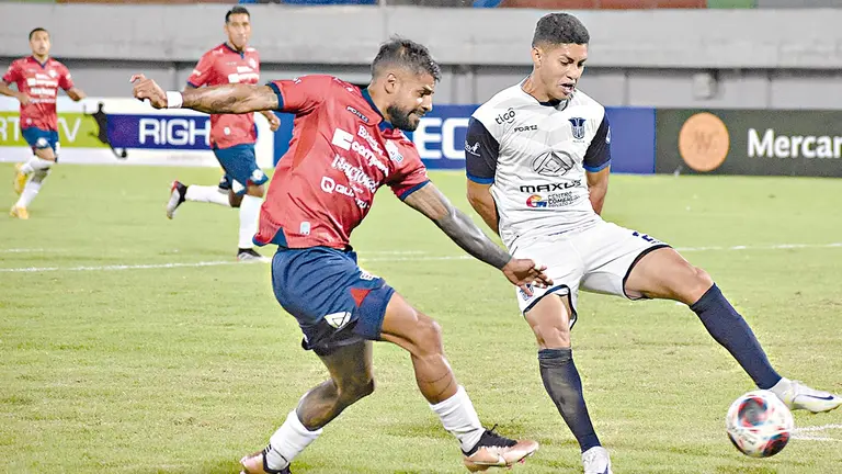 Una jugada de un partido que Wilstermann y Palmaflor disputaron en el estadio Félix Capriles./  ARCHIVO NOÉ PORTUGAL