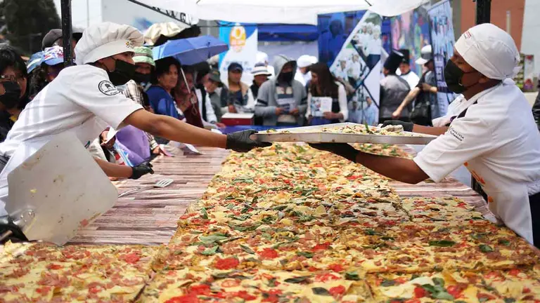 Cocineros montan bloques para armar una pizza gigante de huevo hoy, durante el d&iacute;a mundial del huevo, en La Paz (Bolivia). EFE
