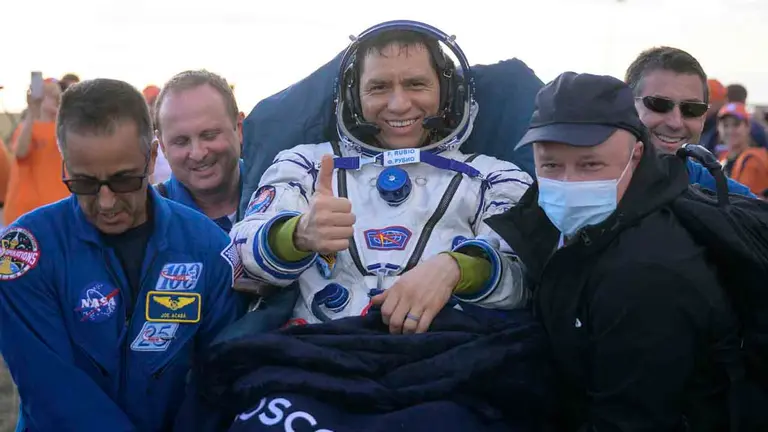 Fotograf&iacute;a cedida por la NASA donde aparece el astronauta de la Expedici&oacute;n 69, Frank Rubio, mientras es llevado a una tienda de campa&ntilde;a m&eacute;dica . EFE