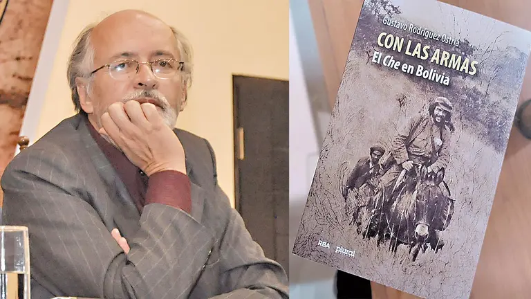 El historiador, economista y escritor boliviano Gustavo Rodríguez Ostria (I). Portada del libro &ldquo;Con las armas. El Che en Bolivia&rdquo; (d)./  ARCHIVO- FUNDACIÓN PATIÑO