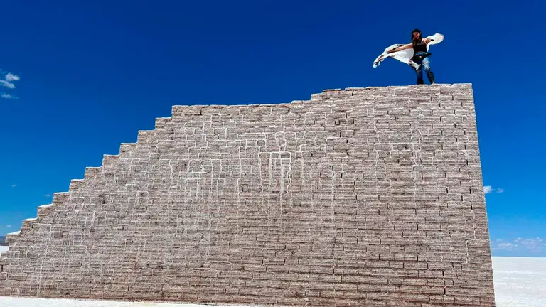 Una turista posa en la parte m&aacute;s elevada de la Escalera al cielo, obra del maestro Gast&oacute;n Ugalde. LESLIE LAFUENTE