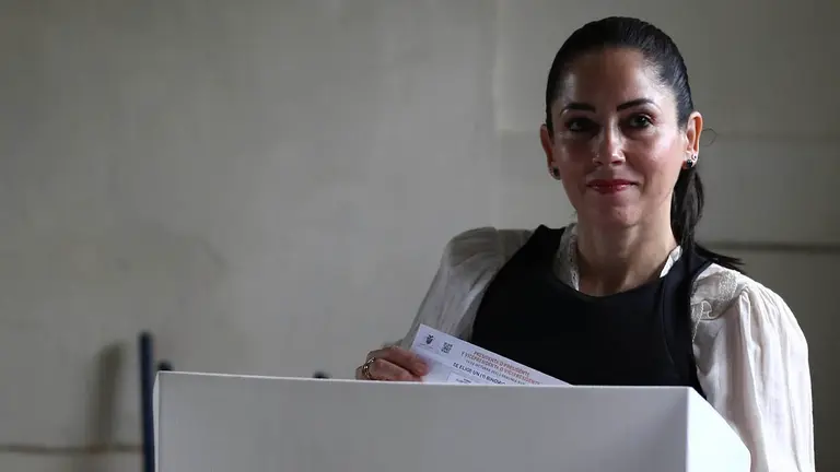 La candidata presidencial Luisa Gonz&aacute;lez llega vota en un colegio electoral hoy, en Canuto, provincia de Manabi (Ecuador). EFE