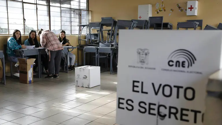 Ciudadanos asisten a votar en la segunda vuelta de las elecciones presidenciales hoy, en Quito (Ecuador). EFE