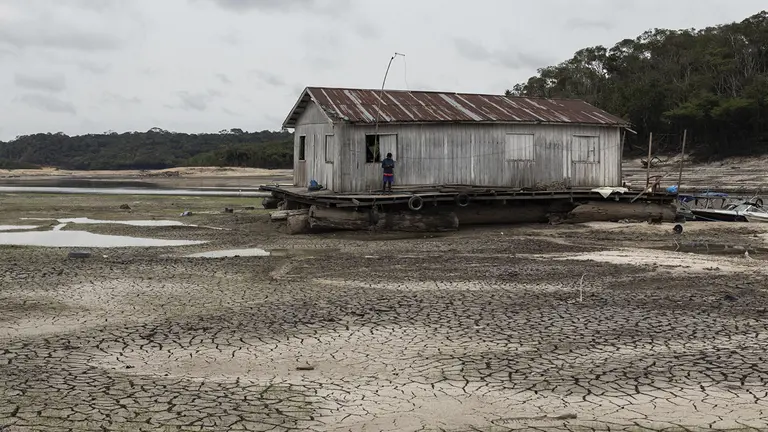 Fotograf&iacute;a de una casa flotante varada en una zona conocida como Marina do Davi, hoy en Manaos, Amazonas, Brasil./ EFE