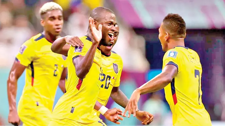 Enner Valencia (c) festeja una diana con la Tri./ EL MERCURIO