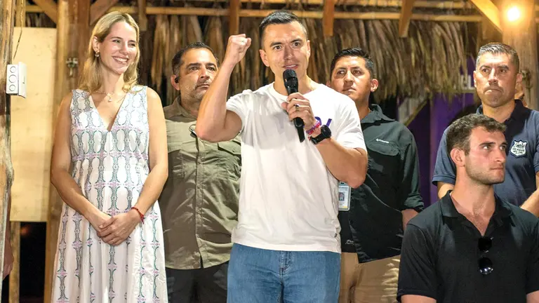 Daniel Noboa habla con la prensa, tras ganar las elecciones presidenciales 2023, en Olon, provincia de Santa Elena./ EFE