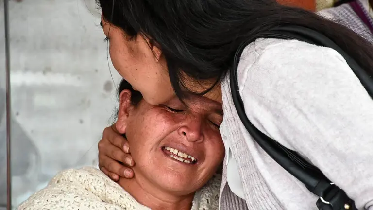 La madre de Kevin V., en inmediaciones del IDIF a la espera del cuerpo de su hijo. DICO SOL&Iacute;S