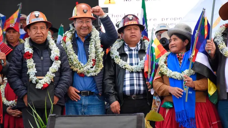 El presidente del Estado Luis Arce junto al vicepresidente David Choquehuanca en el cabildo. APG
