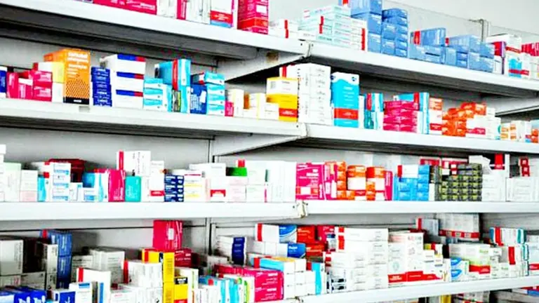 Imagen referencial de medicamentos en una farmacia./ ARCHIVO