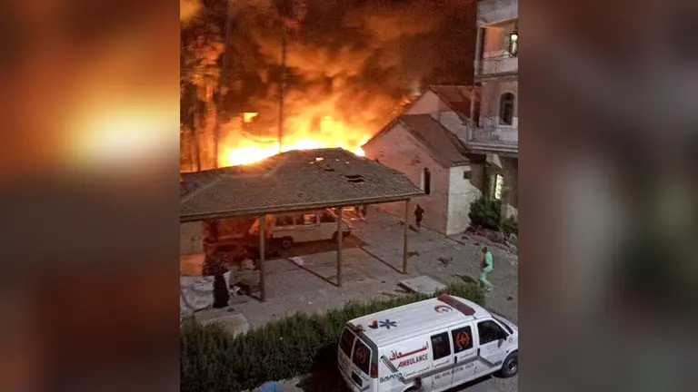 El establecimiento de salud de Gaza ardiendo luego del ataque./ EFE