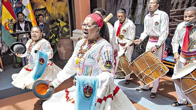 Un grupo de afrodescendientes baila saya boliviana./ ABI