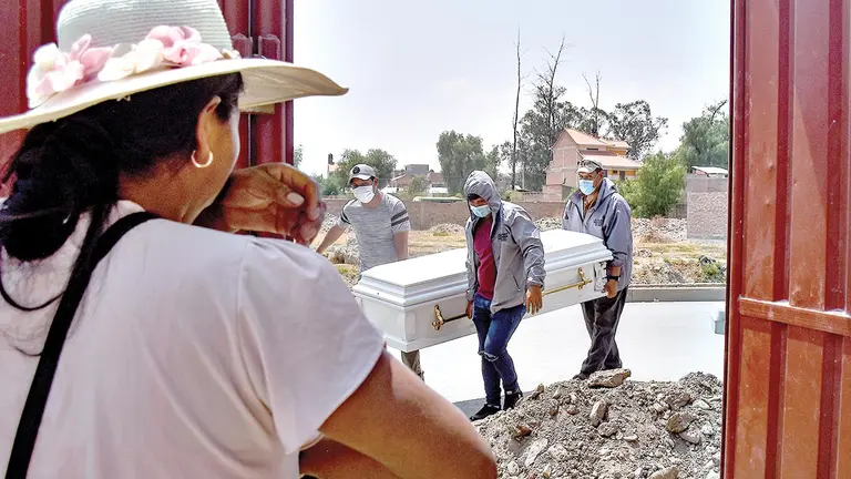 El ataúd de Kevin llega a su hogar en Tacata Norte, Cochabamba./ DICO SOLÍS