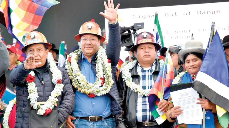 David Choquehuanca, Luis Arce y el ejecutivo de la COB, Juan Carlos Huarachi, durante el cabildo realizado en El Alto./ APG