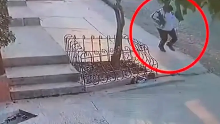 El presunto autor del crimen mientras corr&iacute;a lejos del lugar donde se hall&oacute; el cuerpo de Kevin Veizaga. Captura de Red Uno