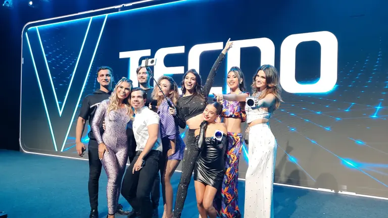 Influencers durante la presentaci&oacute;n de la serie Phantom V. TECNO
