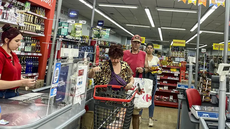 Personas hacen fila para pagar sus compras en un supermercado de Buenos Aires (Argentina), en una fotograf&iacute;a de archivo./ EFE