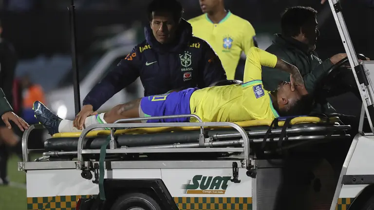 Neymar de Brasil sale lesionado, el 17 de octubre de 2023, en un partido de las Eliminatorias Sudamericanas para la Copa Mundial de F&uacute;tbol 2026 entre Uruguay y Brasil en el estadio Centenario en Montevideo (Uruguay)./ EFE