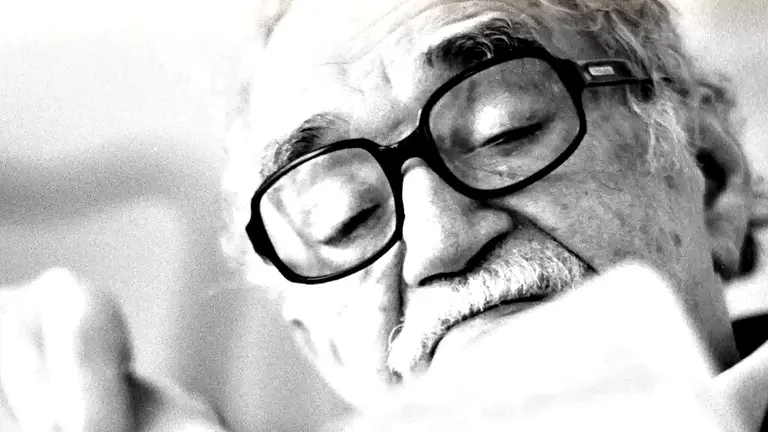 El fallecido escritor Gabriel Garc&iacute;a M&aacute;rquez, leyendo un texto./ AGENCIAS