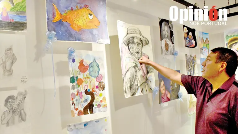 Un adulto observa las pinturas hechas por ni&ntilde;os y adolescentes./ NO&Eacute; PORTUGAL