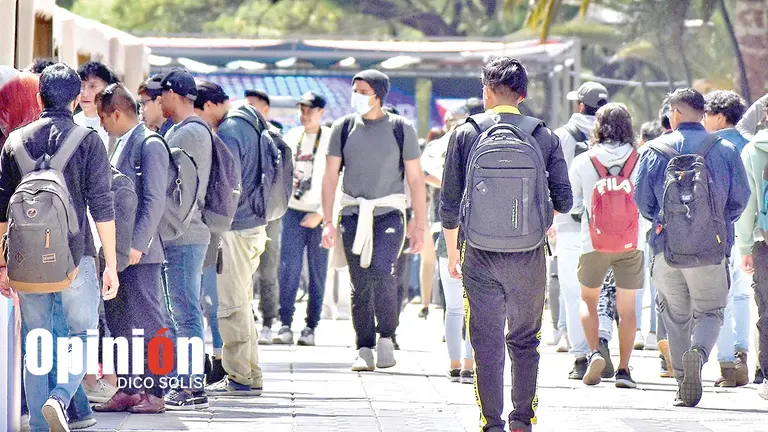 Estudiantes en el &aacute;rea de ingreso al campus principal de la UMSS./ DICO SOL&Iacute;S