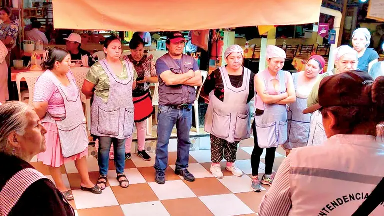 Un grupo de comideras en reuni&oacute;n con la Intendencia./ INTENDENCIA