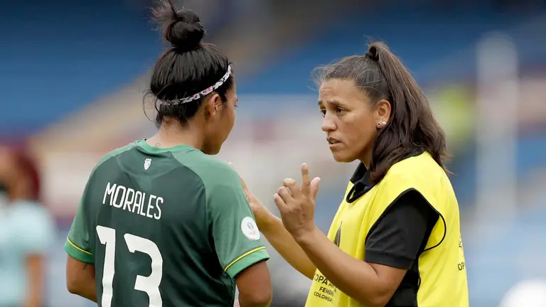 Fotografía de archivo, en la que se registró a la seleccionadora,la argentina Rosana Gómez (d), al dar instrucciones a la jugadora Ericka Morales, en Cali (Colombia)./ EFE