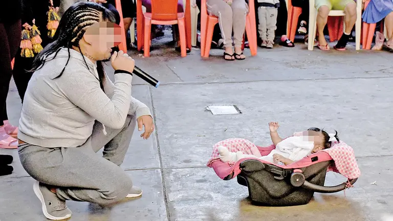 Sofía (nombre cambiado) canta un rap para su hija, en el penal de San Sebastián Mujeres./ DICO SOLÍS