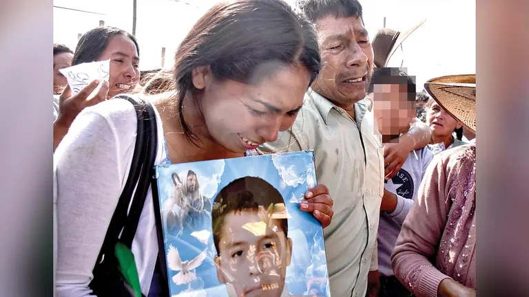 En un doloroso adiós, Kevin fue despedido el miércoles por sus seres queridos y la comunidad en el cementerio de Falsuri, Quillacollo./ DICO SOLÍS