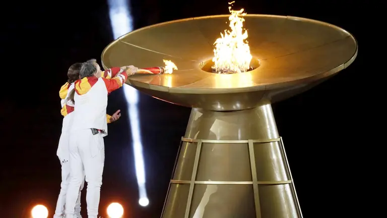 Lucy López (c) enciende el pebetero con el fuego panamericano en la inauguración de los Juegos Panamericanos 2023 hoy, en el estadio Nacional en Santiago (Chile)./ EFE