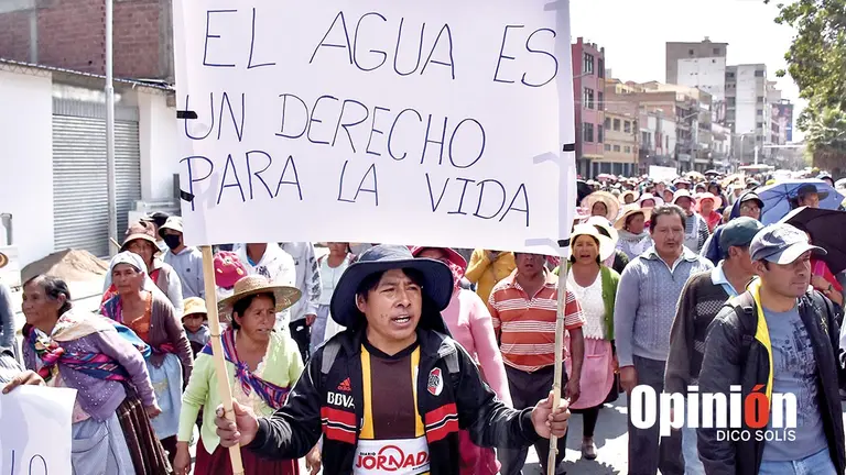 La protesta de los regantes en la avenida Aroma, este 23 de octubre./ DICO SOL&Iacute;S