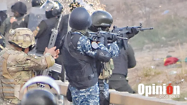 Militares en el puente Huayllani, Sacaba, el 15 de noviembre de 2019./  DICO SOL&Iacute;S