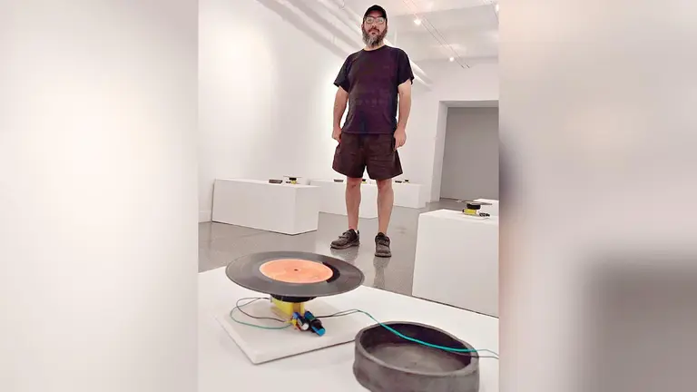El artista Ariel Flores  junto a las piezas que exhibe./ FUNDACI&Oacute;N PATI&Ntilde;O