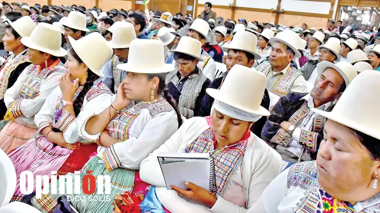 Ind&iacute;genas de Raqaypamapa durante la cumbre, este 24 de octubre./ DICO SOL&Iacute;S