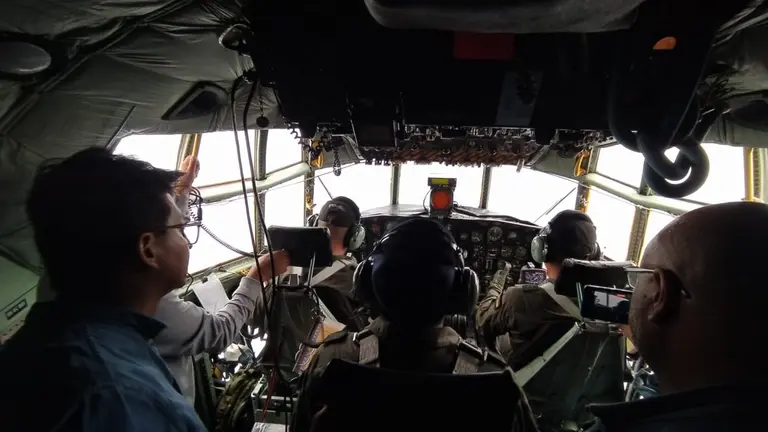 Pilotos y equipo t&eacute;cnico de las Fuerzas Armadas sobrevuela el Valle Alto en un H&eacute;rcules, para el bombardeo de nubes. DICO SOL&Iacute;S