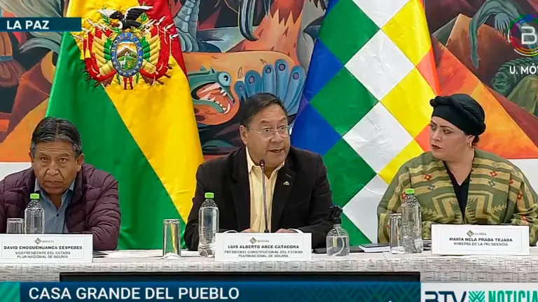 El presidente del Estado Luis Arce junto al vicepresidente David Choquehuanca y la ministra de la Presidencia Mar&iacute;a Nela Prada al inicio del Consejo de Autonom&iacute;as. Captura BTV
