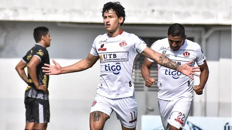 El delantero V&iacute;ctor &Aacute;brego celebra su gol en el partido./ DICO SOL&Iacute;S
