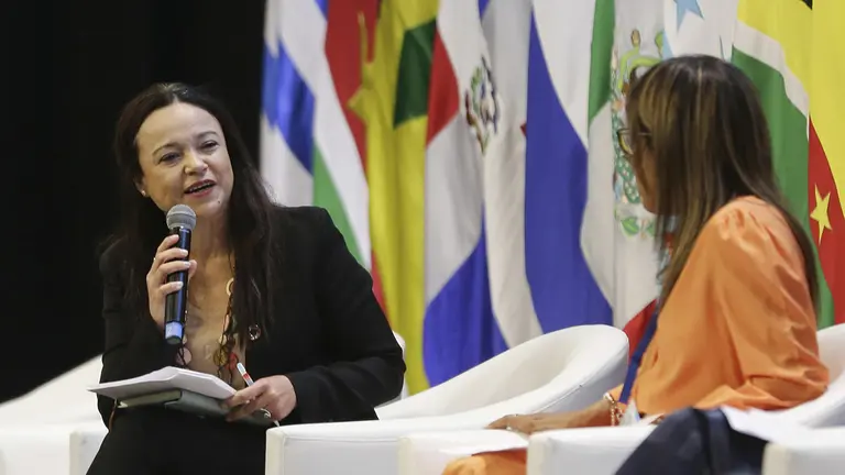 Andrea Meza (i), secretaria ejecutiva adjunta de la Convenci&oacute;n de Naciones Unidas de la Lucha Contra la Desertificaci&oacute;n (CNULD). EFE