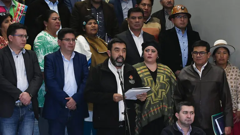 Autoridades dan lectura a la conclusiones del Consejo de Autonom&iacute;as./ APG