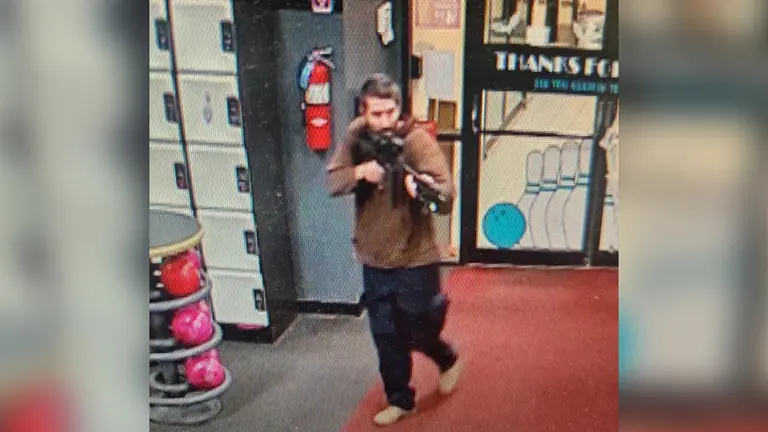 Fotografía cedida por la Oficina del Sheriff del condado de Androscoggin de una persona sospechosa de un tiroteo masivo, en Lewiston, Maine (EE.UU)./ EFE