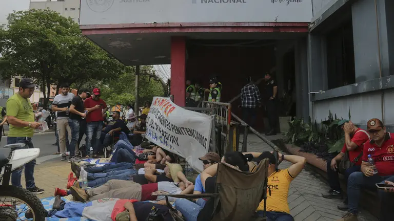 Un grupo de funcionarios penitenciarios paraguayos fue registrado el pasado 23 de octubre al adelantar una huelga de hambre, frente a la sede del Ministerio de Justicia de Paraguay, en Asunci&oacute;n (Paraguay)./ EFE