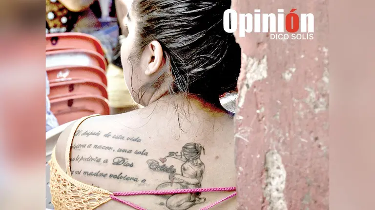 Los tatuajes en la espalda de Sonia (nombre cambiado), una mujer privada de libertad./ DICO SOL&Iacute;S