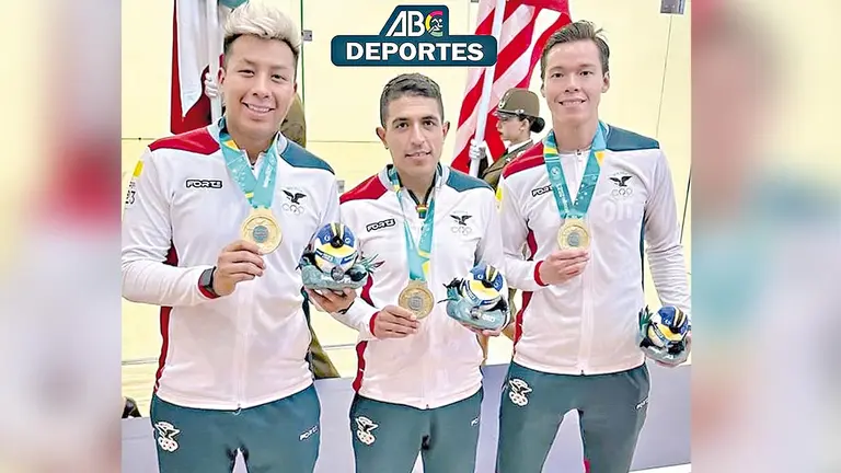 Keller (i), Carrasco (c) y Moscoso (d) ganaron el oro por equipos en Santiago 2023./ COB