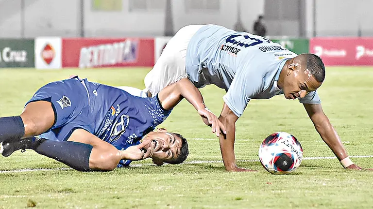 Una jugada del partido en que Aurora y Palmaflor empataron 0-0 en el estadio F&eacute;lix Capriles de Cochabamba./ DICO SOL&Iacute;S