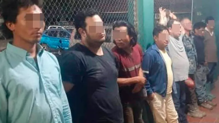 Los ocho aprehendidos por las quemas esta madrugada en Guarayos. Foto de Unitel